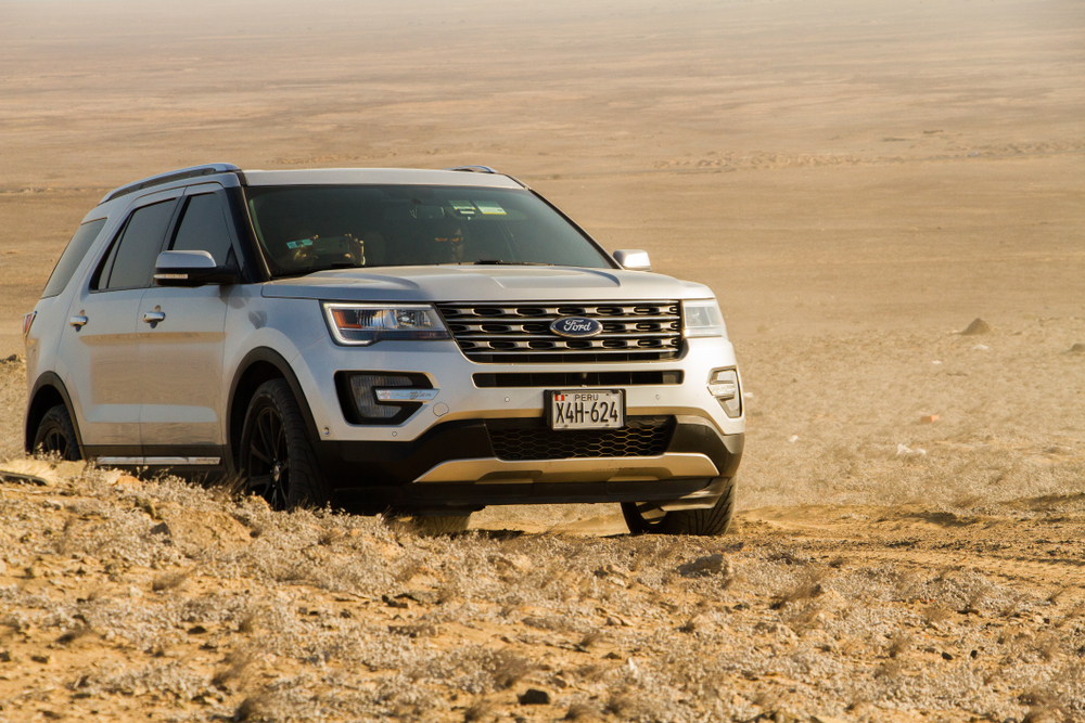 Ford Explorer en el desierto
