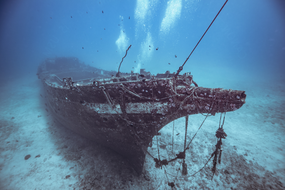 naufragio de un barco bajo el mar