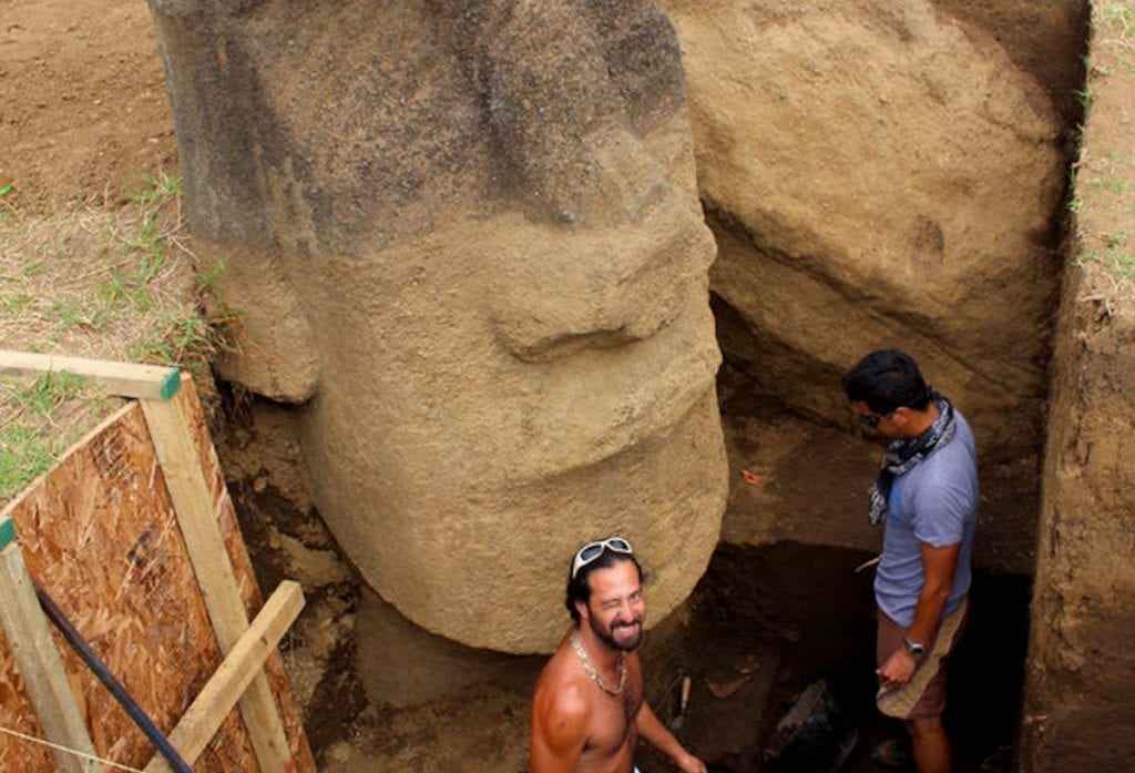 Dos hombres debajo de una excavación Moai