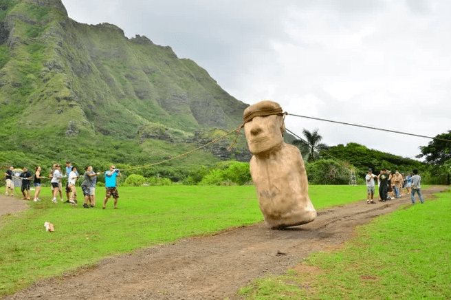Hombres tratando de transportar un Moai